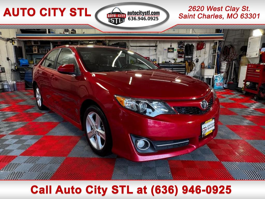 2014 Toyota Camry SE's photo