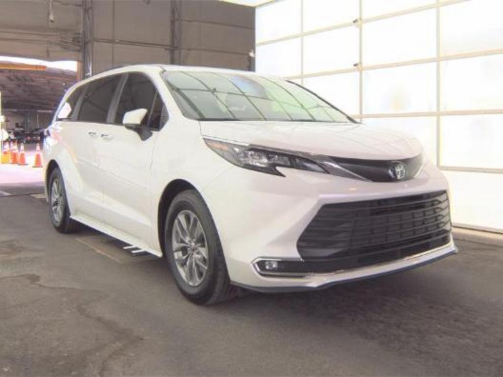 2024 Toyota Sienna XLE 8-Passenger Hybrid FWD's photo